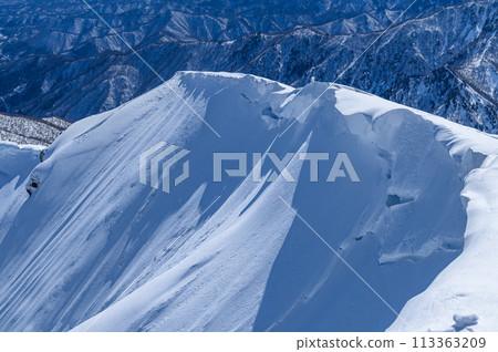 (Gunma Prefecture) Huge snow cornice on the Nishikuro Ridge of Mt. Tanigawa in severe winter 113363209