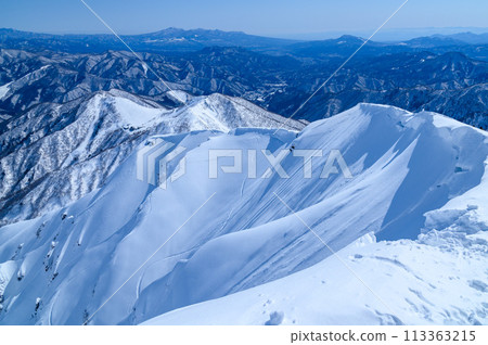 (Gunma Prefecture) Huge snow cornice on the Nishikuro Ridge of Mt. Tanigawa in severe winter (Gunma Prefecture) Huge snow cornice on the Nishikuro Ridge of Mt. Tanigawa in severe winter 113363215