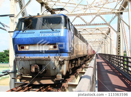 穿越赤川鐵路橋的貨運列車 113363596