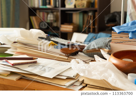 桌子雜亂，物品分類整齊，房間骯髒 113363700