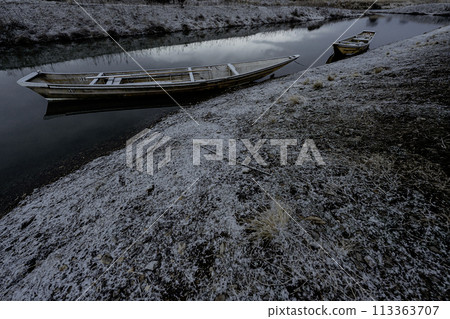 Photographing the Hozugawa River boat dock waiting for its turn in Kameoka City, Kyoto Prefecture 113363707