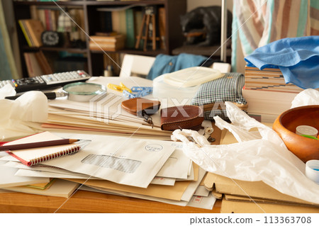 成堆的文件和郵件,整理物品,骯髒的房間 成堆的文件和郵件,整理物品,骯髒的房間 113363708