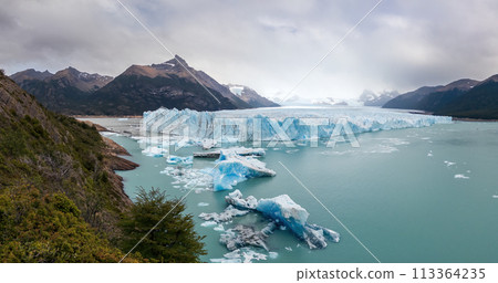 Majestic Glacier View with Floating Icebergs in Lake Majestic Glacier View with Floating Icebergs in Lake 113364235