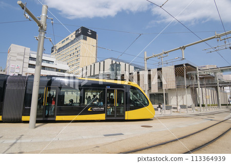 宇都宮輕軌 從栃木縣宇都宮市宇都宮站東口出發前往芳賀的現代化車輛 113364939