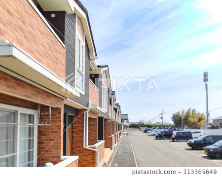 Rows of modern apartments 113365649