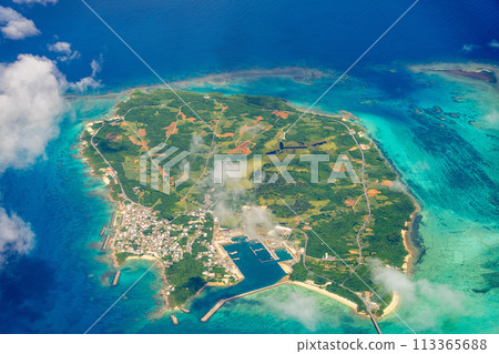 Ikema Island, Okinawa Prefecture, in-flight, resort, summer vacation, travel, airplane, sea, inbound, window, clouds, island, beach, coral 113365688