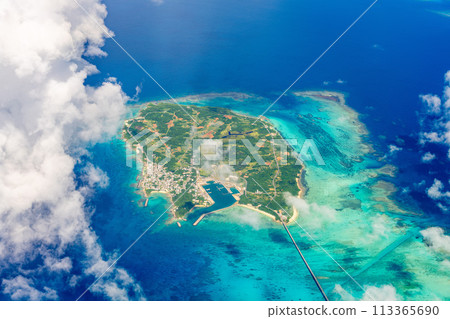 Ikema Island, Okinawa Prefecture, in-flight, resort, summer vacation, travel, airplane, sea, inbound, window, clouds, island, beach, coral 113365690