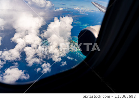 池間島 沖繩縣 飛行度假村 暑假旅行 飛機 海上入境 窗戶 雲島 海灘 珊瑚 池間島 沖繩縣 飛行度假村 暑假旅行 飛機 海上入境 窗戶 雲島 海灘 珊瑚 113365698