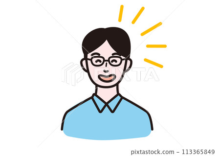 一個戴著眼鏡的微笑年輕人的上半身 113365849