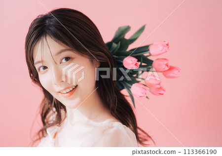 年輕女子和粉紅鬱金香 113366190