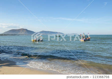 Aownoi Bay Prachuap Khiri Khan Province, with beautiful mountains and sky. 113366708