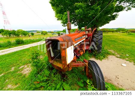 Abandoned red tractor 113367105