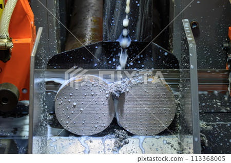 The band saw cutting machine cut the metal shaft parts with liquid coolant method. The band saw cutting machine cut the metal shaft parts with liquid coolant method. 113368005