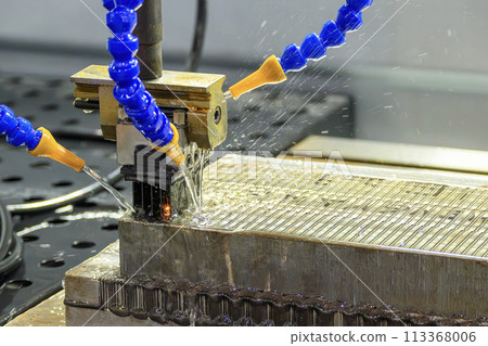 The graphite electrode working on EDM machine with liquid coolant method. 113368006