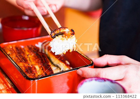 People eating Unaju [Image of Midsummer Day of the Ox] 113368422