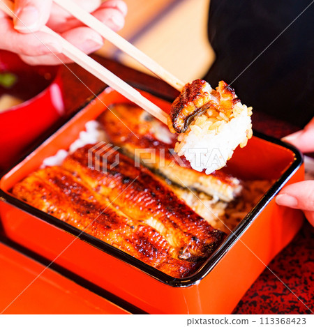People eating Unaju [Image of Midsummer Day of the Ox] 113368423