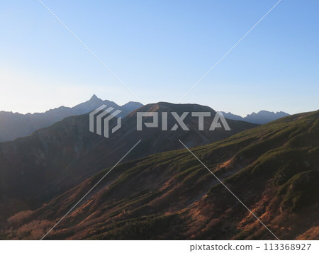 Northern Alps in late autumn (Mt. Yari seen from the hiking trail to Mt. Washiba) 113368927