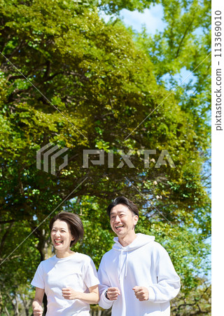 Men and women running side by side outdoors 113369010
