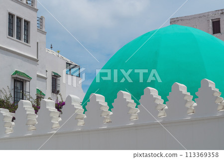 Decorative patterns on the tops of the wall of a muslim mosque with a bright green dome of the mosque Decorative patterns on the tops of the wall of a muslim mosque with a bright green dome of the mosque 113369358