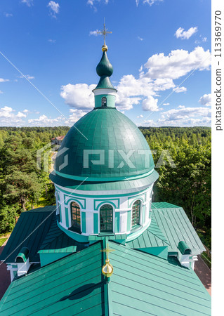 Dome of russian orthodox church with golden cross 113369770