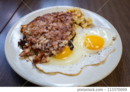 Corned beef hash with fried eggs 113370009