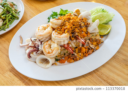 Delicious seafood thai fried rice (crab meat, shrimp, crab roe and squid) 113370018