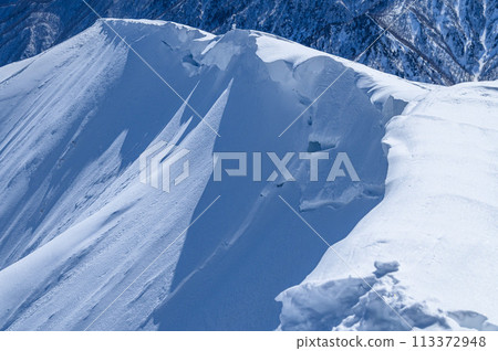 （群馬縣）嚴冬時谷川山和西黑山的巨大積雪 113372948