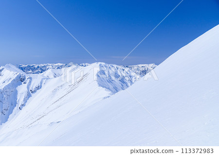 (Gunma Prefecture) The spectacular view of the main ridge and mountain ranges of Mt. Tanigawa in winter 113372983