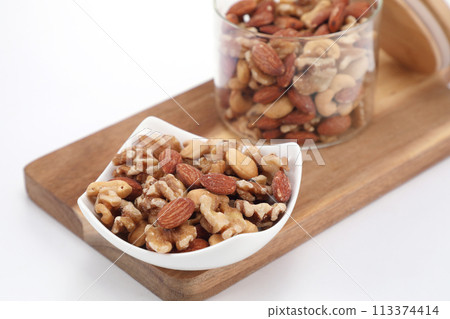 Mixed nuts served in a plate 113374414