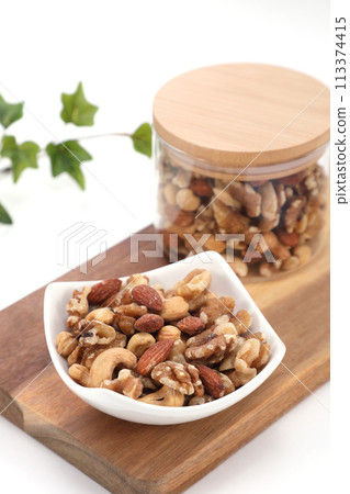 Mixed nuts served in a plate 113374415