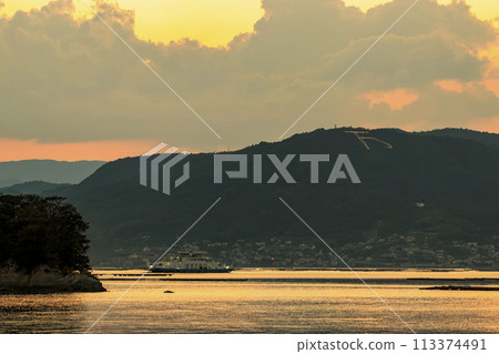 瀨戶內夏日傍晚的風景：日落時分渡海的渡輪和Manyobi 113374491