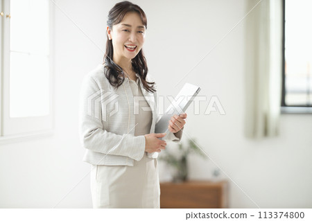 business woman portrait 113374800
