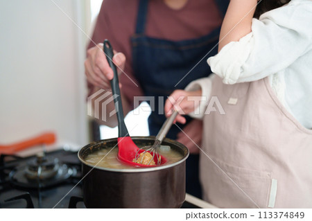 一個女孩和她媽媽做味噌湯 113374849