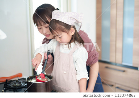 一個女孩和她媽媽做味噌湯 113374862