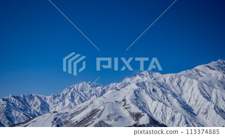 冬天的白馬村，遠處可以看到白雪皚皚的北阿爾卑斯山 113374885