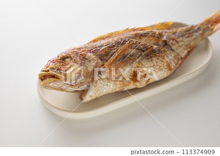 Whole Threadfin Snapper Grilled with Salt 113374909