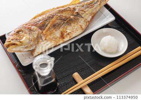 Whole Threadfin Snapper Grilled with Salt 113374950