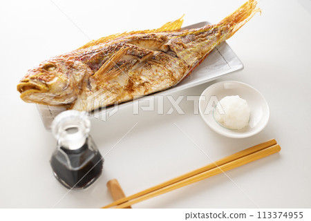 Whole Threadfin Snapper Grilled with Salt 113374955