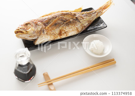 Whole Threadfin Snapper Grilled with Salt 113374958