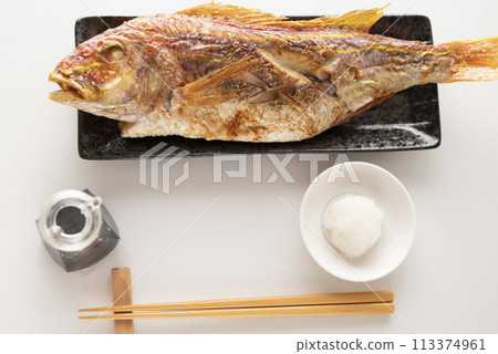 Whole Threadfin Snapper Grilled with Salt 113374961