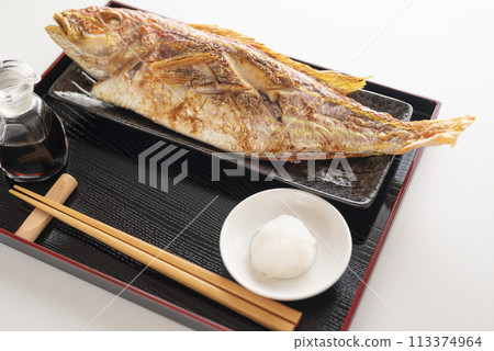 Whole Threadfin Snapper Grilled with Salt 113374964