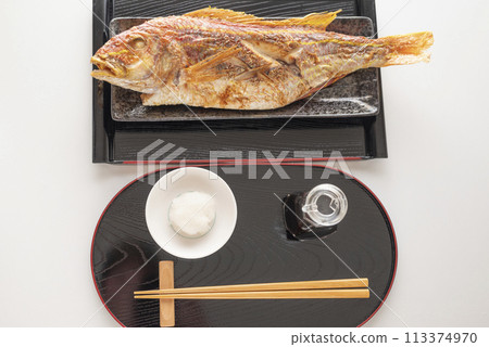 Whole Threadfin Snapper Grilled with Salt 113374970