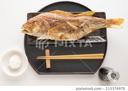 Whole Threadfin Snapper Grilled with Salt 113374978