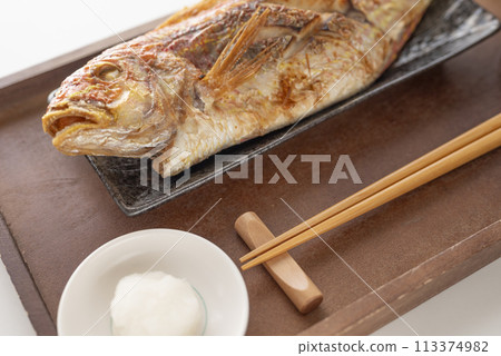 Whole Threadfin Snapper Grilled with Salt 113374982