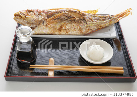 Whole Threadfin Snapper Grilled with Salt 113374995