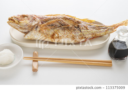 Whole Threadfin Snapper Grilled with Salt Whole Threadfin Snapper Grilled with Salt 113375009