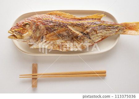 Whole grilled golden-thread snapper with salt 113375036