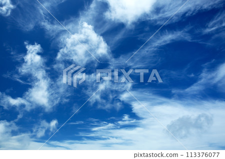 藍天和白色雲彩 113376077