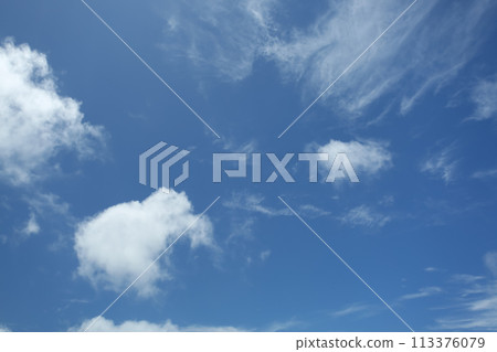 藍天和白色雲彩 113376079