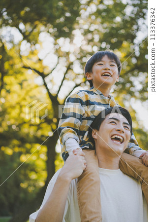 Daddy and son on shoulders 113376342